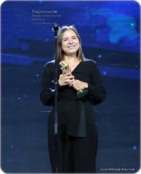 Шакирова Лилия с золотым микрофоном - фото