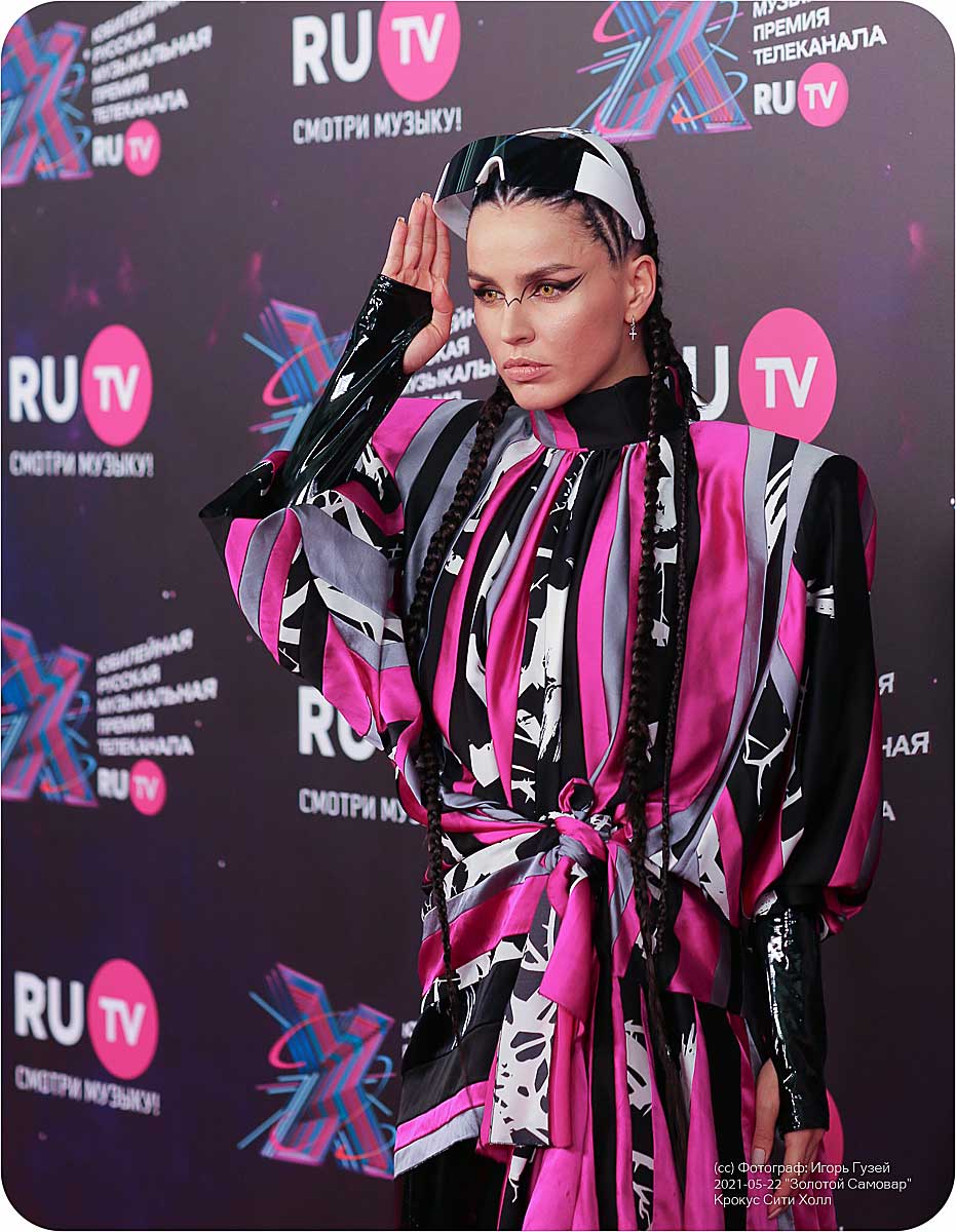 Zivert - Золотой Самовар 2021 - премия RU.TV (Москва, Крокус Сити Холл) 2021-05-22 18:48:57