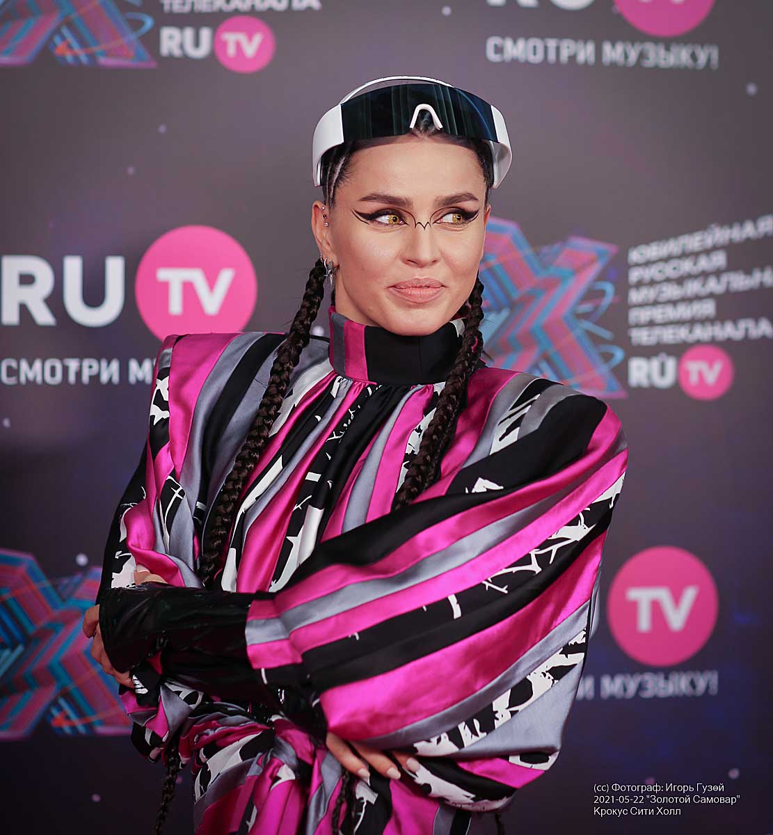 Zivert - Золотой Самовар 2021 - премия RU.TV (Москва, Крокус Сити Холл) 2021-05-22 18:49:52