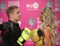 Саша Стоун (Александр Зарубин) и Лана Свит в боксёрских перчатках - фото