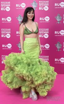 Ольга Серябкина в зелёном платье на звёздной дорожке