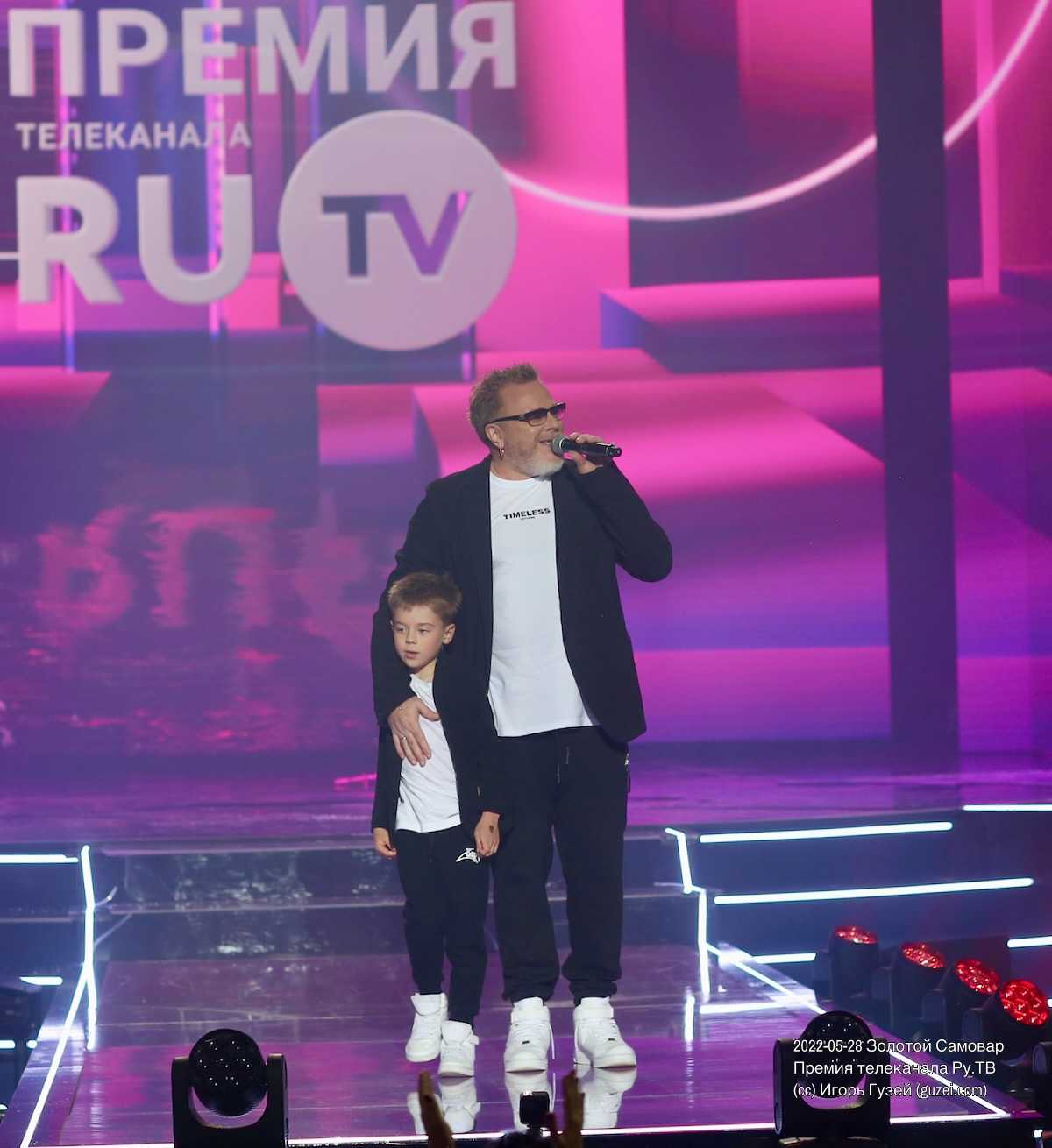 Владимир Пресняков с сыном - Золотой Самовар 2022 - премия RU.TV (Крокус Сити Холл) 2022-05-28 20:37:36
